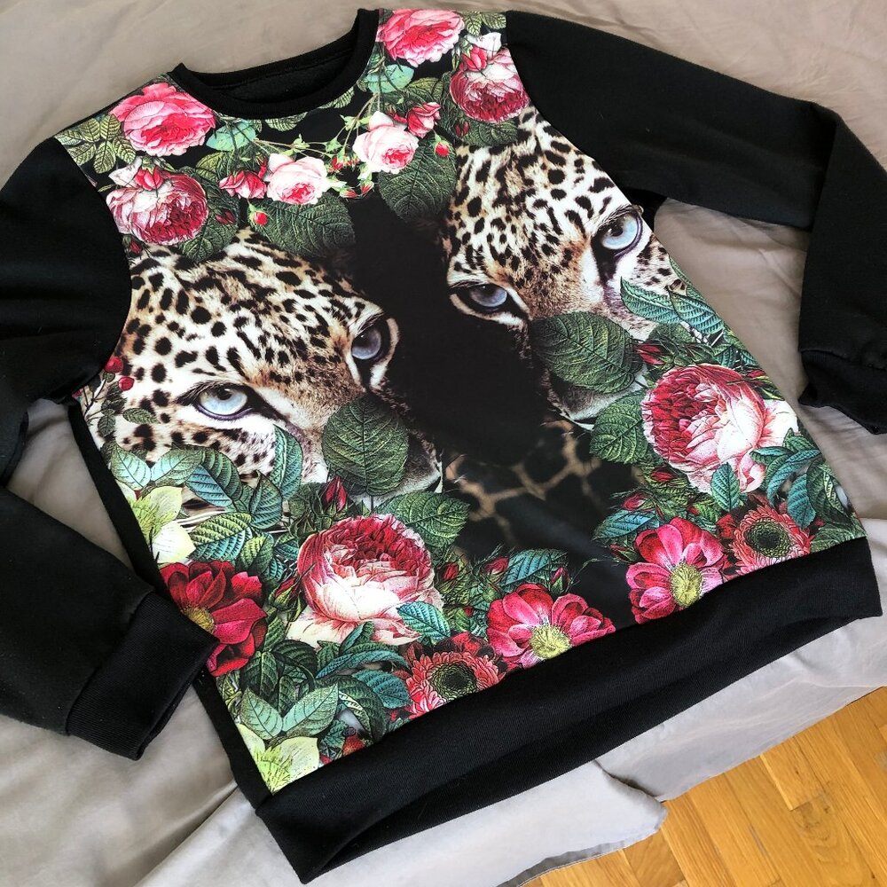 Sweatshirt with graphic print